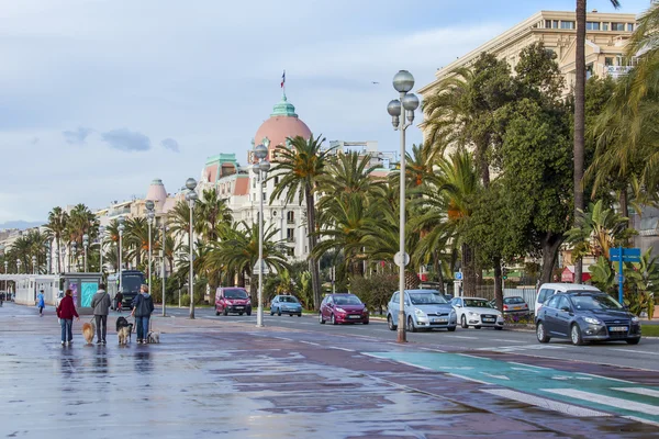 Nice, Frankrijk - op 8 januari 2016. Promenade des Anglais Embankment, één van de mooiste dijken van Europa. — Stockfoto