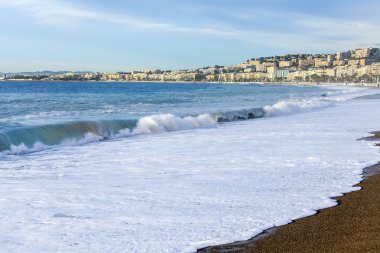 Nice, Fransa - 8 Ocak 2016 üzerinde. Sörf, dalga, plaj ve gökyüzü ve setin bir mesafede çizgi görünümü