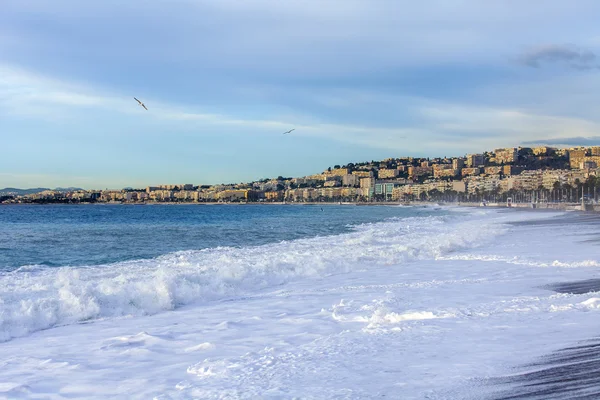 ニース、フランス - 2016 年 1 月 8 日。サーフィン、波、ビーチと空と遠くの堤防のラインの表示 — ストック写真