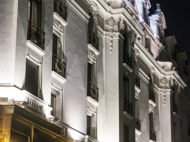 Nice, Fransa - 8 Ocak 2016 üzerinde. Tipik mimari detaylar, XIX yüzyılın şehir bina için karakteristik. Gece görünümü.