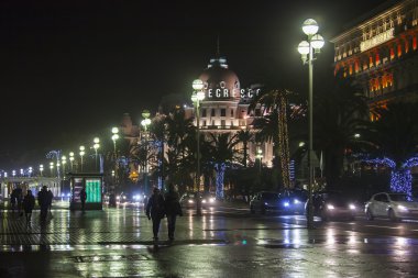 Nice, Fransa - 9 Ocak 2016 üzerinde. Des Anglais dolgu, Avrupa'nın en güzel bentleri gezi. Gece görünüm.