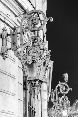 Nice, Fransa - 8 Ocak 2016 üzerinde. Şehir opera Tiyatrosu mimari ayrıntıları. Eski sokak lambası