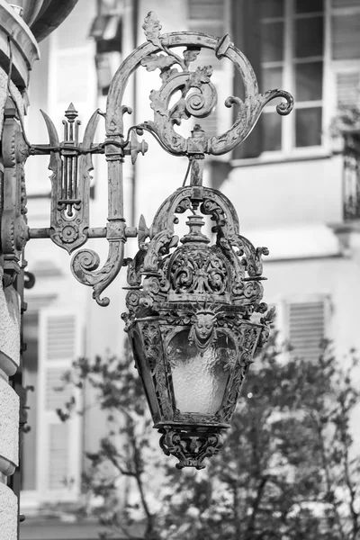 NICE, FRANCE - on JANUARY 8, 2016. Architectural details of city opera theater. Ancient streetlight — Stock Photo, Image