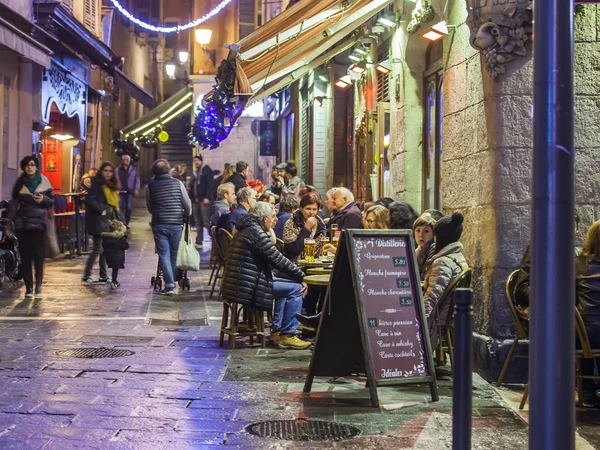 Nicea, Francja - na 8 stycznia 2016 r. Nocny widok starego miasta. Reszta ludzi i zjeść w kawiarni na świeżym powietrzu — Zdjęcie stockowe