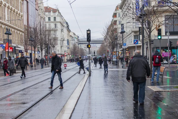 NICE, FRANCIA - el 8 de enero de 2016. Vista típica de la calle de la ciudad — Foto de Stock