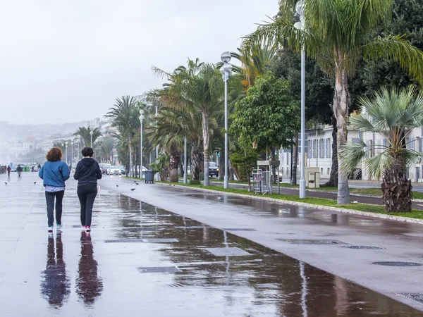 NICE, FRANÇA - on JANEIRO 7, 2016. As pessoas caminham ao longo Promenade des Anglais, um dos mais belos aterros da Europa — Fotografia de Stock