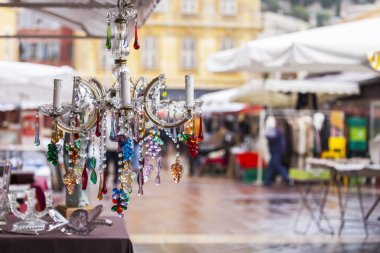 Nice, Fransa - 11 Ocak 2016 üzerinde. Bit pazarı Cours Saleya meydanında mal. Renk cam güzel bir vintage avize yakın çekim.