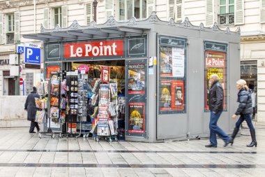 Nice, Fransa - 11 Ocak 2016 üzerinde. Şehrin sokak üzerinde bir gazete bayii