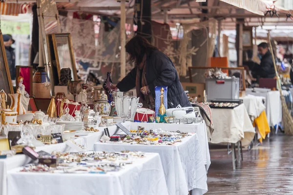 NICE, FRANCE - on JANUARY 11, 2016. Goods, sellers and buyers in a flea market on Cours Saleya Square — Stock Photo, Image