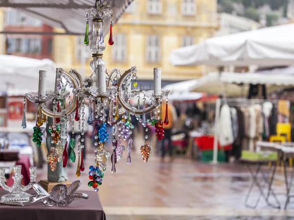 NICE, FRANÇA - on JANEIRO 11, 2016. Mercadorias em um mercado de pulgas na Praça Cours Saleya. Um belo lustre vintage de vidro de cor fechar . — Fotografia de Stock