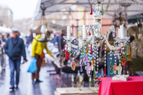 Nice, Fransa - 11 Ocak 2016 üzerinde. Bit pazarı Cours Saleya meydanında mal. Renk cam güzel bir vintage avize yakın çekim. — Stok fotoğraf