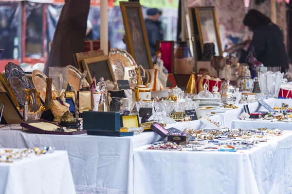 NICE, FRANCE - on JANUARY 11, 2016. Goods in a flea market on Cours Saleya Square. — Stock Photo, Image