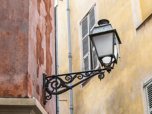 NICE, FRANCE - le 11 janvier 2016. Détails architecturaux typiques de la vieille ville, beau lampadaire — Photo