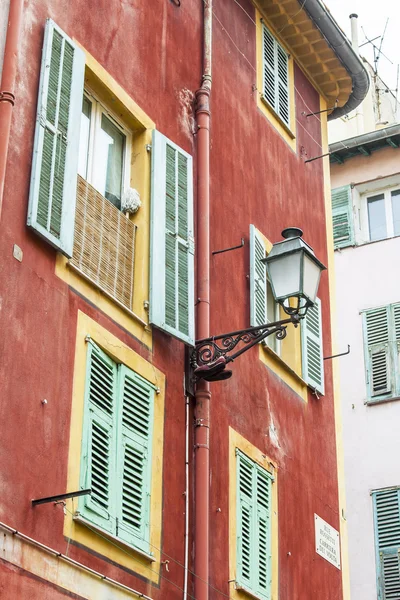 Nice, Frankrike - den 11 januari 2016. Typiska arkitektoniska Detaljer för den gamla staden, vacker gatlykta — Stockfoto