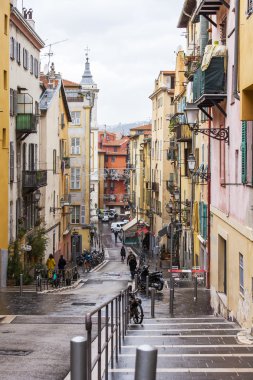 Nice, Fransa - 11 Ocak 2016 üzerinde. Tipik kentsel görünümü. Eski şehrin dar eğri sokak