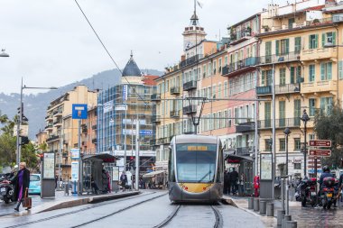 Nice, Fransa - 11 Ocak 2016 üzerinde. Yüksek hızlı tramvay şehrin sokak gider