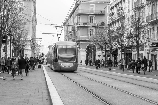 NICE, FRANCIA - el 11 de enero de 2016. El tranvía de alta velocidad va por la calle de la ciudad — Foto de Stock