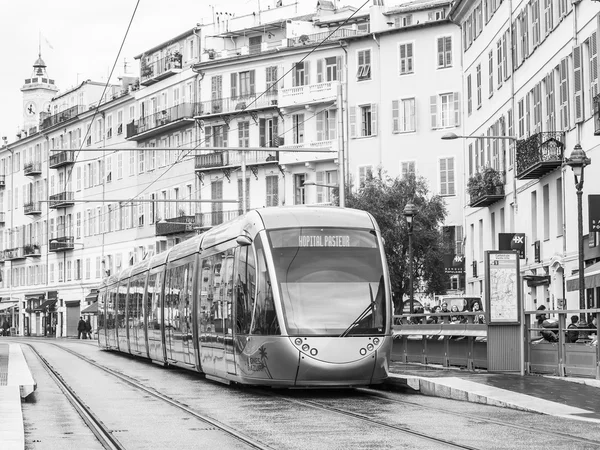 Nice, Frankrijk - op 11 januari 2016. De high-speed tram rijdt op Jean Medsen Avenue — Stockfoto