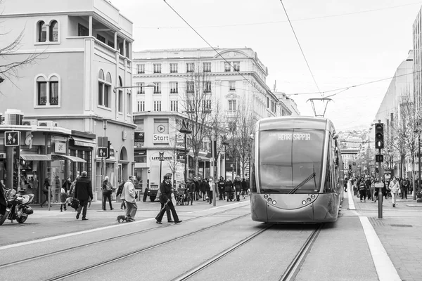 NICE, FRANCIA - el 11 de enero de 2016. El tranvía de alta velocidad va por la avenida Jean Medsen — Foto de Stock