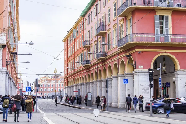 Nice, france - am 11. Januar 2016. Typische Stadtansichten. Passanten gehen auf die Jean Medessens Allee, die Hauptstrasse der Stadt — Stockfoto