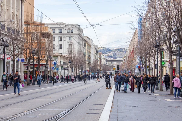 NICE, FRANCIA - el 11 de enero de 2016. Típica vista urbana. Los transeúntes van por la avenida de Jean Medessen, la calle principal de la ciudad — Foto de Stock