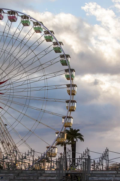 NICE, FRANCE, on JANUARY 11, 2016. A big wheel fragment against the cloudy sky — Stock Photo, Image