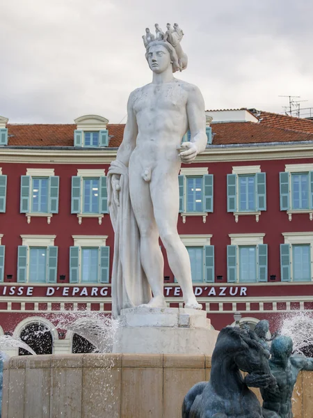 NICE, FRANCIA - il 8 GENNAIO 2016. Un frammento della scultura che decora la fontana in piazza Victor Massen — Foto Stock