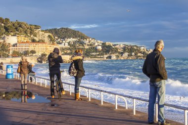 Nice, Fransa - 11 Ocak 2016 üzerinde. Avrupa'nın en güzel bentleri birini Promenade des Anglais üzerinde turist yürümek