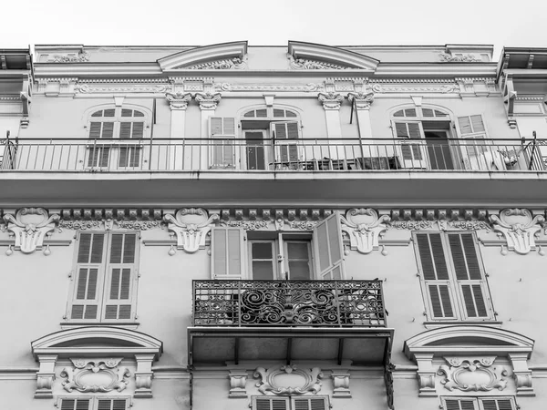 NICE, FRANCIA - el 8 de enero de 2016. Detalles arquitectónicos típicos, característicos de la construcción de la ciudad del siglo XIX — Foto de Stock