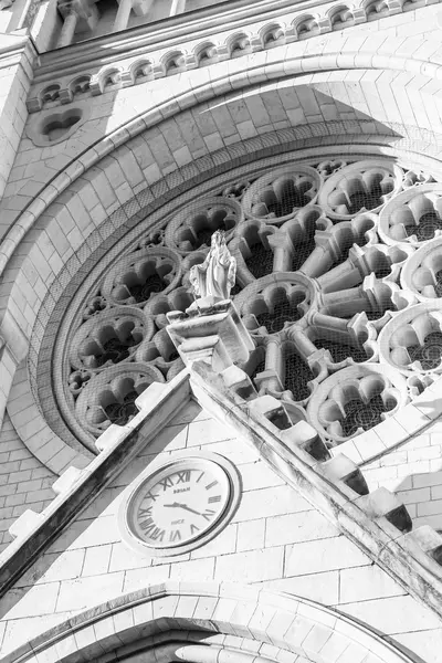НИЦЕ, ФРАНЦИЯ - 11 января 2016 года. Архитектурные детали собора Базилика Нотр-Дам-де-Ницца — стоковое фото