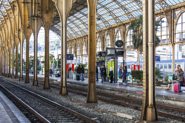 NICE, FRANCE - on JANUARY 11, 2016. The platform of the city station — Stock Fotó
