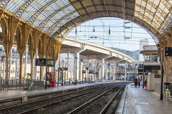 NICE, FRANCIA - el 11 de enero de 2016. La plataforma de la estación de la ciudad — Foto de Stock