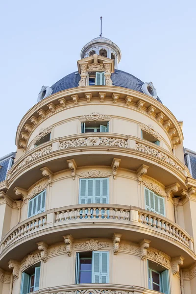 Nice, Frankrijk - op 8 januari 2016. Typische architectonische details, kenmerkend voor het gebouw van de stad van de Xix eeuw — Stockfoto