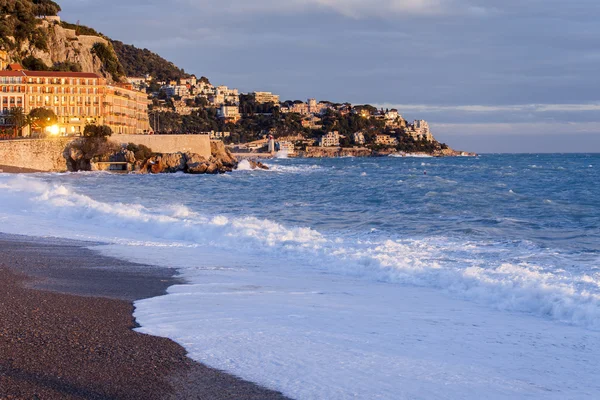 Paisagem marítima. A linha de um surfe e ondas de tempestade iluminadas com raios do sol por do sol . — Fotografia de Stock