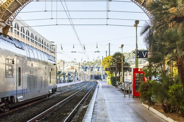 NICE, FRANCE - le 11 janvier 2016. Le quai de la gare de la ville — Photo