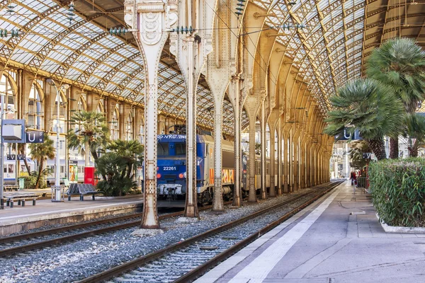 NICE, FRANCE - on JANUARY 11, 2016. The platform of the city station — Stock Photo, Image