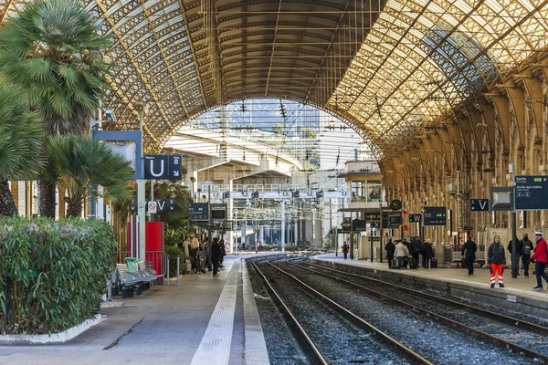 NICE, FRANCE - on JANUARY 11, 2016. The platform of the city station — Stock fotografie