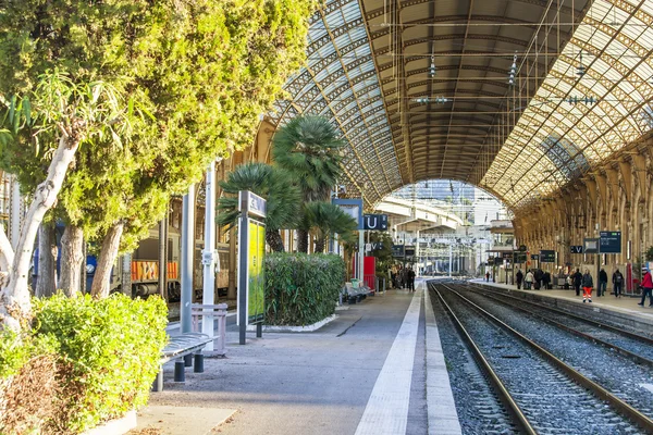 NICE, FRANCE - on JANUARY 11, 2016. The platform of the city station — Stock Photo, Image