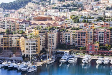 Monte-Carlo, Monaco, üzerinde 10 Ocak 2016. Dağ ve yatlar körfezde bir eğim evlerin bir görünüm