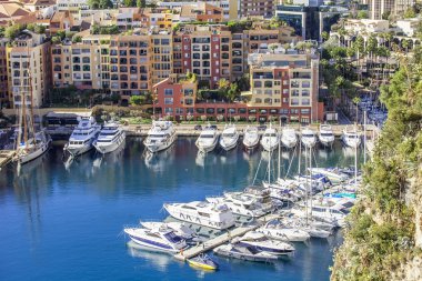 Monte-Carlo, Monaco, üzerinde 10 Ocak 2016. Dağ ve yatlar körfezde bir eğim evlerin bir görünüm