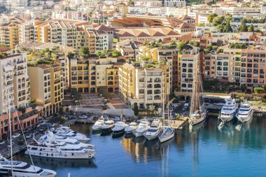 Monte-Carlo, Monaco, üzerinde 10 Ocak 2016. Dağ ve yatlar körfezde bir eğim evlerin bir görünüm