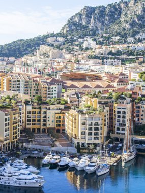 Monte-Carlo, Monaco, üzerinde 10 Ocak 2016. Dağ ve yatlar körfezde bir eğim evlerin bir görünüm