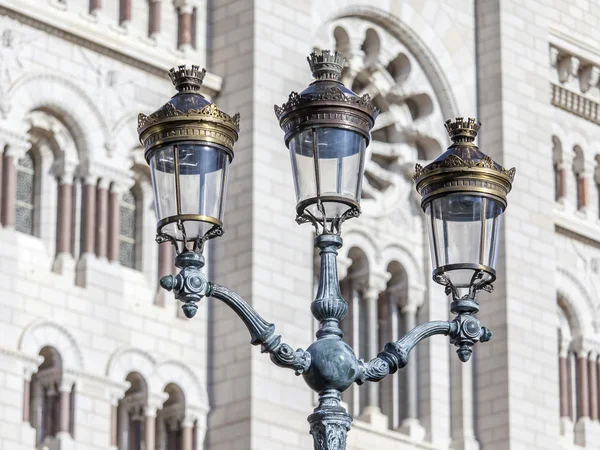 Monte Carlo, Monako, na 10 ledna 2016. Starobylé pouličního osvětlení proti cathedral (katedrála Saint Nikolaj) — Stock fotografie