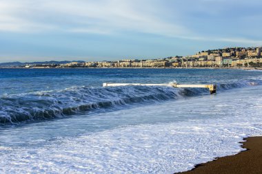 Nice, Fransa - 8 Ocak 2016 üzerinde. Sörf, dalga, plaj ve gökyüzü ve setin bir mesafede çizgi görünümü