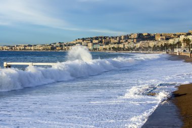 Nice, Fransa - 8 Ocak 2016 üzerinde. Sörf, dalga, plaj ve gökyüzü ve setin bir mesafede çizgi görünümü