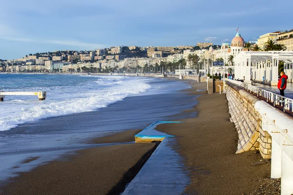 Nice, Frankrike - den 8 januari 2016. Visa av linjen en surfa, våg, beach och sky och vallen i distans — Stockfoto