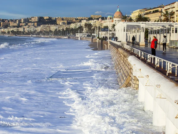 NICE, FRANCIA - el 8 de enero de 2016. Vista de la línea de surf, ola, playa y cielo y terraplén a distancia — Foto de Stock