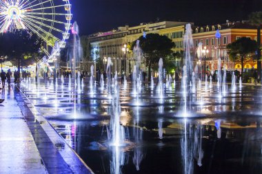 Nice, Fransa-8 Ocak 2016. Düz Çeşme ve Promenade du Paillon parkta büyük bir tekerlek. Gece görünüm.