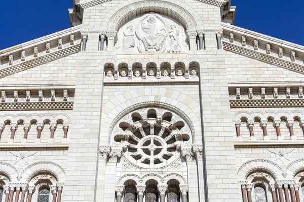 Monte-Carlo, Monaco, op 10 januari 2016. Architecturale details van een kathedraal (Saint Nikolay de kathedraal) — Stockfoto