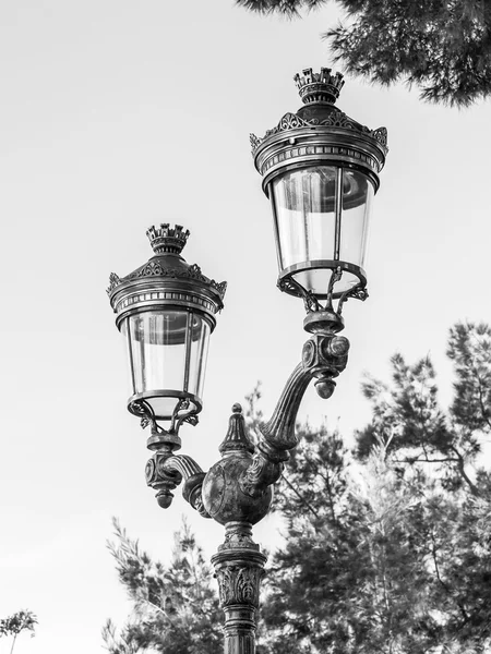 MONTE-CARLO, MONACO, on JANUARY 10, 2016. An ancient streetlight — Stock Photo, Image